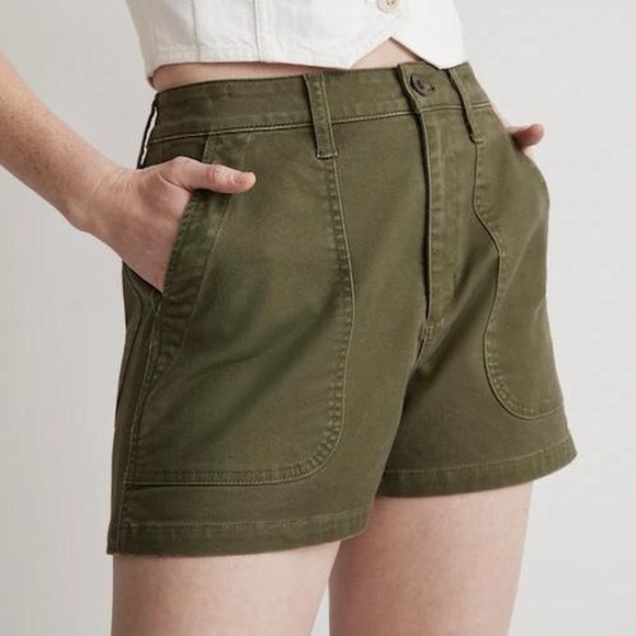 Madewell Pants - Madewell The Curvy Perfect Fatigue Short
COLOR: Palm Tree